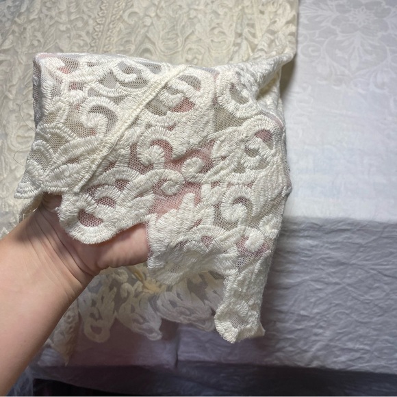 Capri Sioni Embroidered Mesh Tank L with Slit Halfway Up the Back Beige Large - Picture 5 of 13